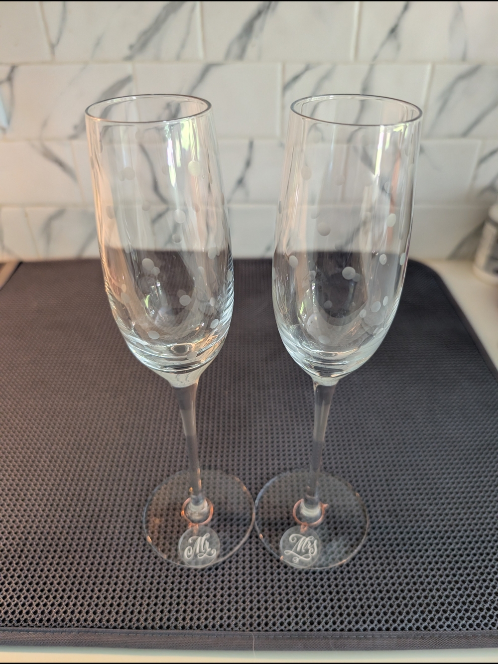 kate spade Clear Etched Dot Champagne Flutes Mr & Mrs Drink Charms